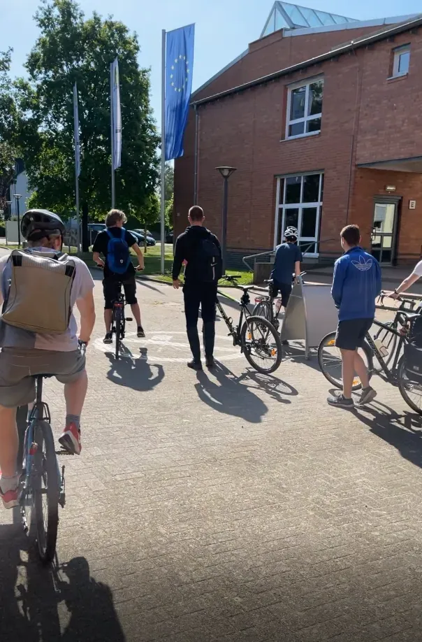 Schüler mit Fahrrädern auf dem Schulhof