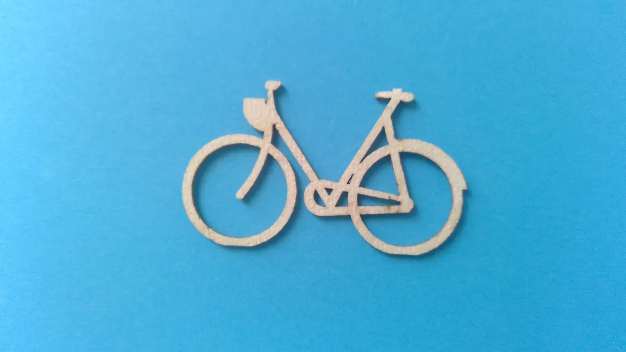 Ein Holzfahrrad auf blauen Hintergrund